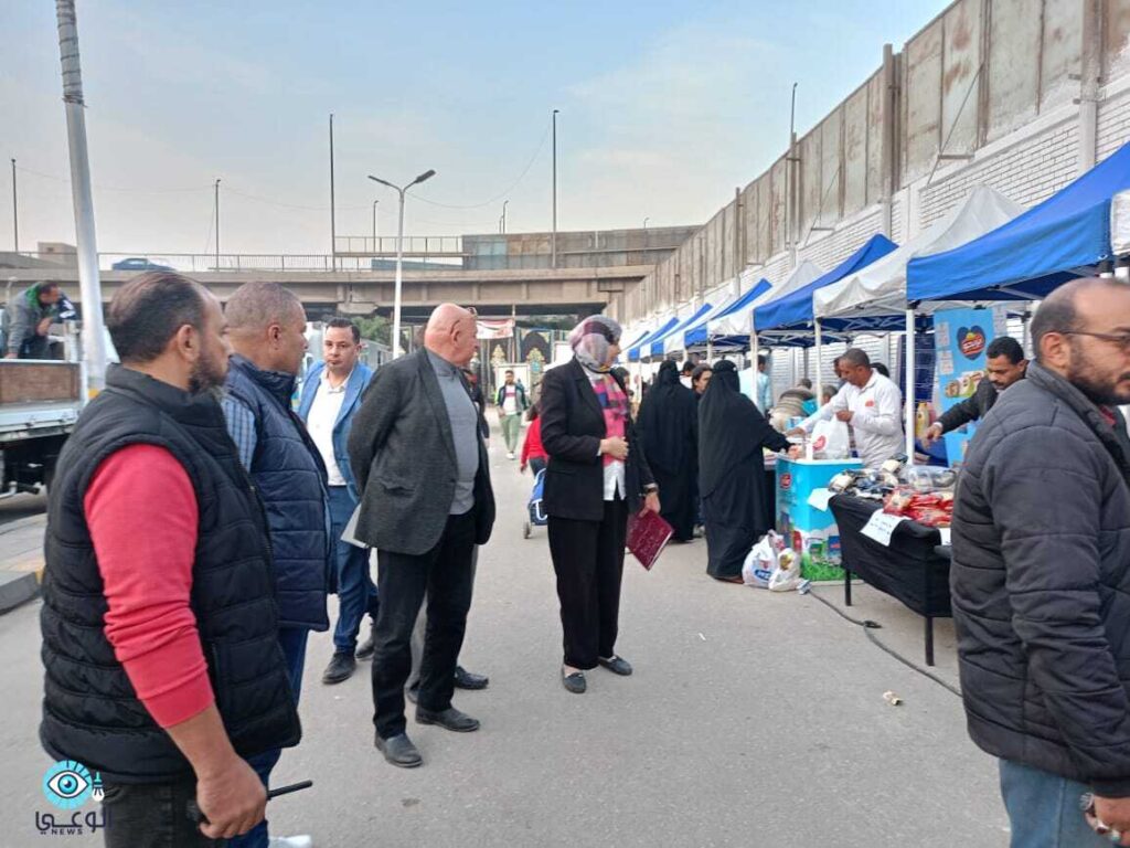 رئيس حي العمرانية.. يفتتح سوق للمنتجات الاستهلاكية